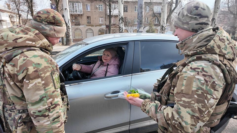 Минобороны России: Инспекторы ВАИ группировки «Центр» устроили праздничный «перехват» 8 Марта Минобороны России: Инспекторы ВАИ группировки «Центр» устроили праздничный «перехват» 8 Марта