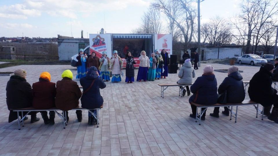 «Музыкальный букет» для жителей Ильичевского: в селе прошел праздничный концерт в рамках проекта «Культура малой родины» «Музыкальный букет» для жителей Ильичевского: в селе прошел праздничный концерт в рамках проекта «Культура малой родины»