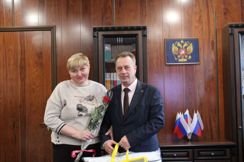Александр Петрикин: В честь Международного женского дня в администрации Краснолиманского муниципального округа встретился с женщинами, отличившимися при защите Отечества, и матерями земляков-героев, участников специальной... Александр Петрикин: В честь Международного женского дня в администрации Краснолиманского муниципального округа встретился с женщинами, отличившимися при защите Отечества, и матерями земляков-героев, участников специальной...