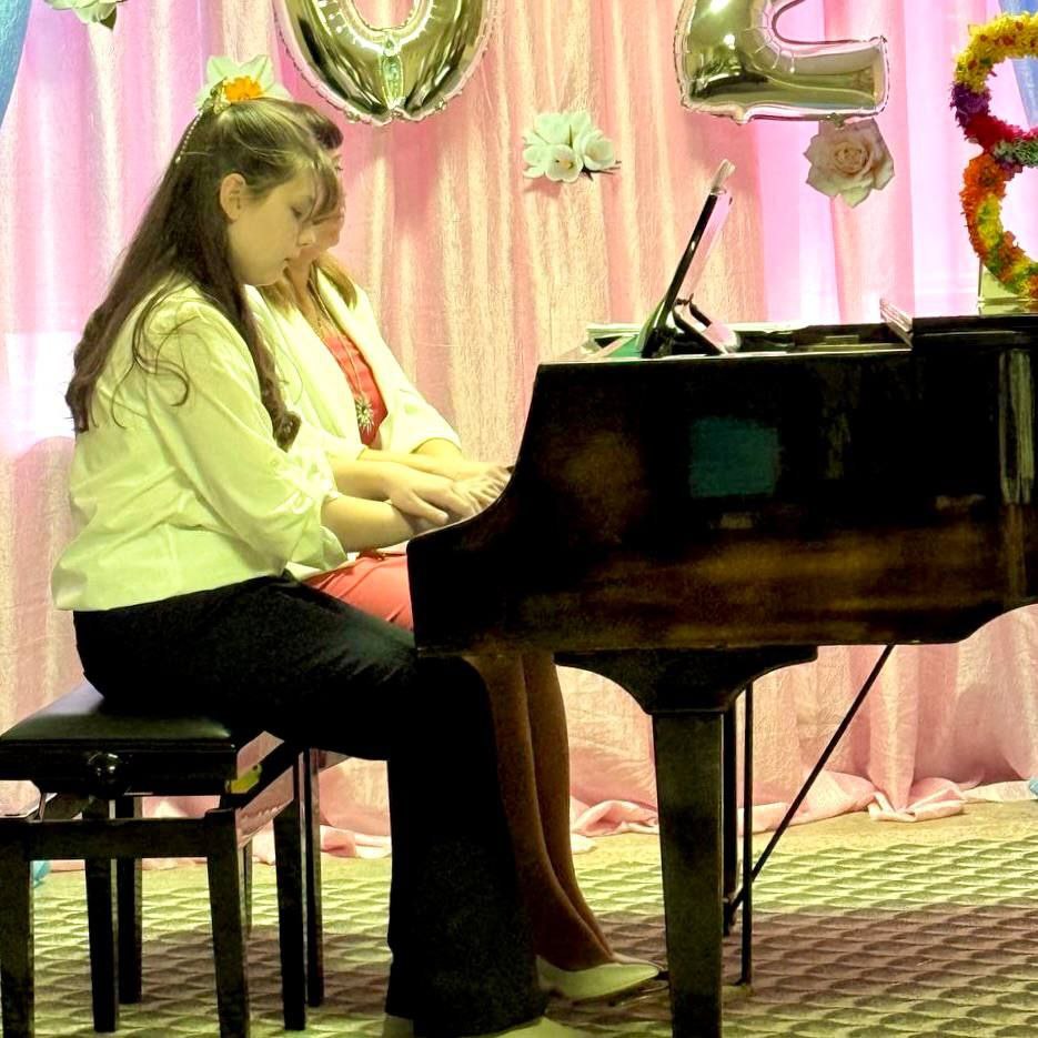 В преддверии Международного женского дня обучающиеся и преподаватели подарили слушателям «Музыкальный букет»: так называется концерт, который прошел 5 марта в нашей школе В преддверии Международного женского дня обучающиеся и преподаватели подарили слушателям «Музыкальный букет»: так называется концерт, который прошел 5 марта в нашей школе