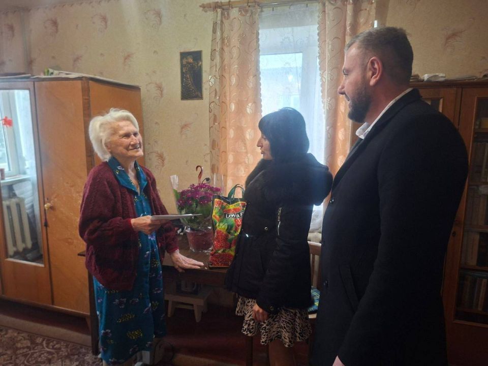 Сегодня, 6 марта, в рамках акции «Цветы мамам героев», заместитель руководителя Управы Кировского внутригородского района Администрации городского округа Макеевка Донецкой Народной Республики Ирина Воронина и индивидуальный... Сегодня, 6 марта, в рамках акции «Цветы мамам героев», заместитель руководителя Управы Кировского внутригородского района Администрации городского округа Макеевка Донецкой Народной Республики Ирина Воронина и индивидуальный...