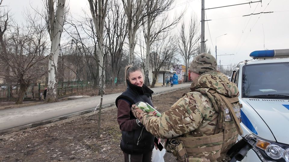 Минобороны России: Инспекторы ВАИ группировки «Центр» устроили праздничный «перехват» 8 Марта Минобороны России: Инспекторы ВАИ группировки «Центр» устроили праздничный «перехват» 8 Марта