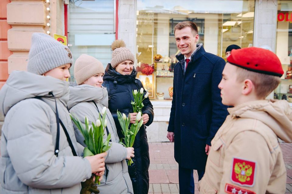 На улице Арбат в Москве Владислав Головин вместе с юнармейцами поздравили женщин с праздником На улице Арбат в Москве Владислав Головин вместе с юнармейцами поздравили женщин с праздником