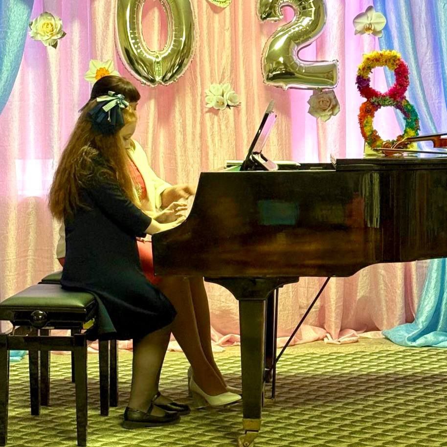 В преддверии Международного женского дня обучающиеся и преподаватели подарили слушателям «Музыкальный букет»: так называется концерт, который прошел 5 марта в нашей школе В преддверии Международного женского дня обучающиеся и преподаватели подарили слушателям «Музыкальный букет»: так называется концерт, который прошел 5 марта в нашей школе