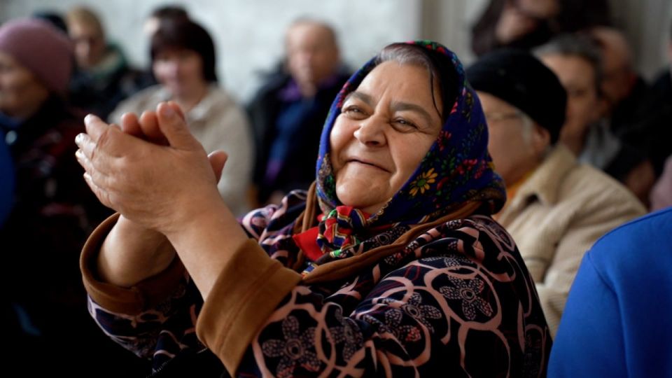 С цветами и любимыми песнями: в ясиноватском ПВР устроили праздник для женщин С цветами и любимыми песнями: в ясиноватском ПВР устроили праздник для женщин