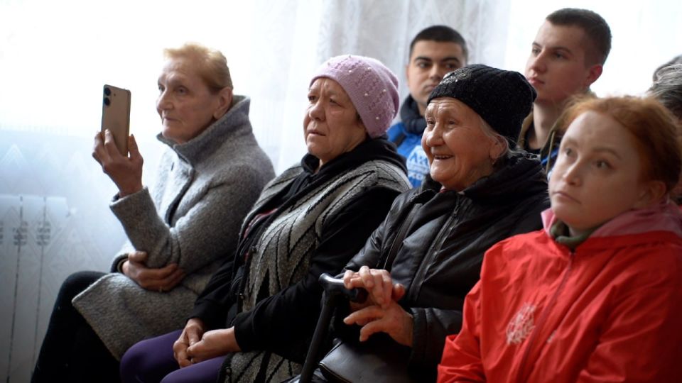 С цветами и любимыми песнями: в ясиноватском ПВР устроили праздник для женщин С цветами и любимыми песнями: в ясиноватском ПВР устроили праздник для женщин