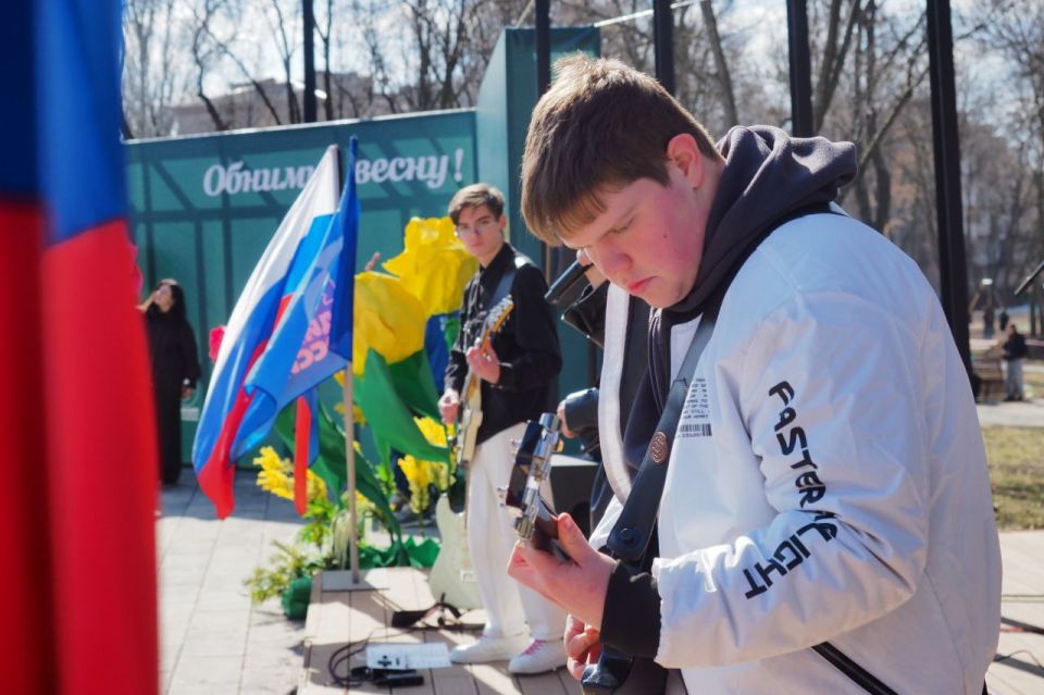 Жители Донецка сегодня обнимали весну Жители Донецка сегодня обнимали весну