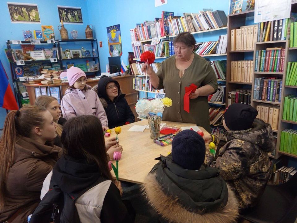 «Весенние цветы» для самых родных: в Урзуфе состоялся мастер-класс «Весенние цветы» для самых родных: в Урзуфе состоялся мастер-класс