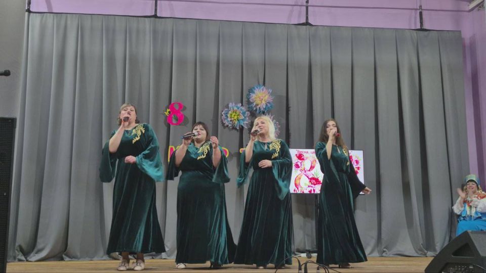 7 марта в сельском клубе Азовское состоялся праздничный концерт «Весна, Любовь и Комплименты», приуроченный к Международному женскому дню 7 марта в сельском клубе Азовское состоялся праздничный концерт «Весна, Любовь и Комплименты», приуроченный к Международному женскому дню