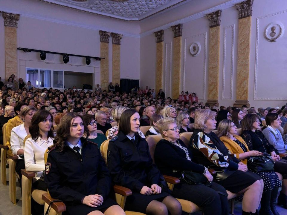 В Шахтерске провели праздничную концертную программу В Шахтерске провели праздничную концертную программу