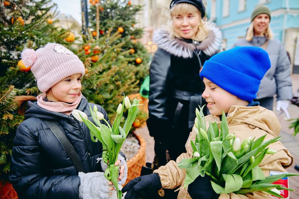 На улице Арбат в Москве Владислав Головин вместе с юнармейцами поздравили женщин с праздником На улице Арбат в Москве Владислав Головин вместе с юнармейцами поздравили женщин с праздником