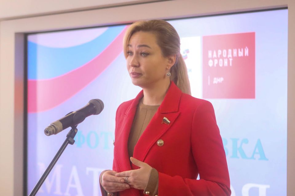 В Донецке открыли выставку «Мать Героя» В Донецке открыли выставку «Мать Героя»