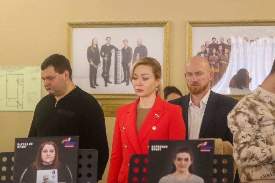 В Донецке открыли выставку «Мать Героя» В Донецке открыли выставку «Мать Героя»