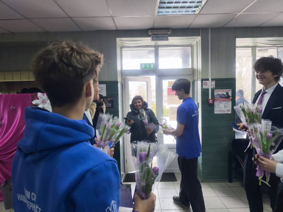 В Мангуше молодогвардейцы поздравили женщин с наступающим 8 Марта В Мангуше молодогвардейцы поздравили женщин с наступающим 8 Марта