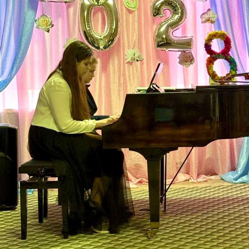 В преддверии Международного женского дня обучающиеся и преподаватели подарили слушателям «Музыкальный букет»: так называется концерт, который прошел 5 марта в нашей школе В преддверии Международного женского дня обучающиеся и преподаватели подарили слушателям «Музыкальный букет»: так называется концерт, который прошел 5 марта в нашей школе