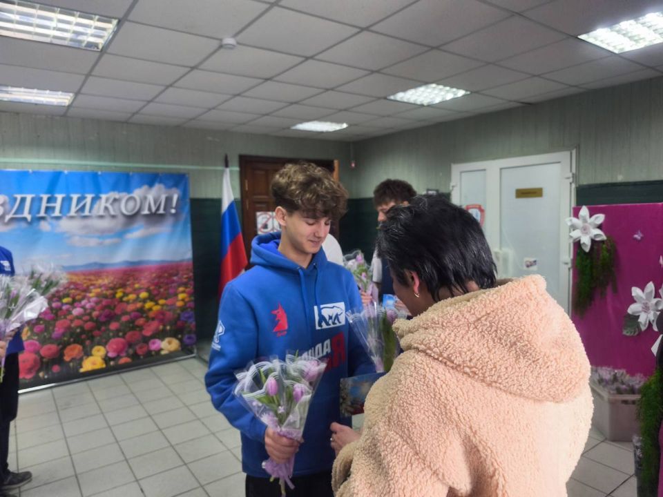 В Мангуше молодогвардейцы поздравили женщин с наступающим 8 Марта В Мангуше молодогвардейцы поздравили женщин с наступающим 8 Марта