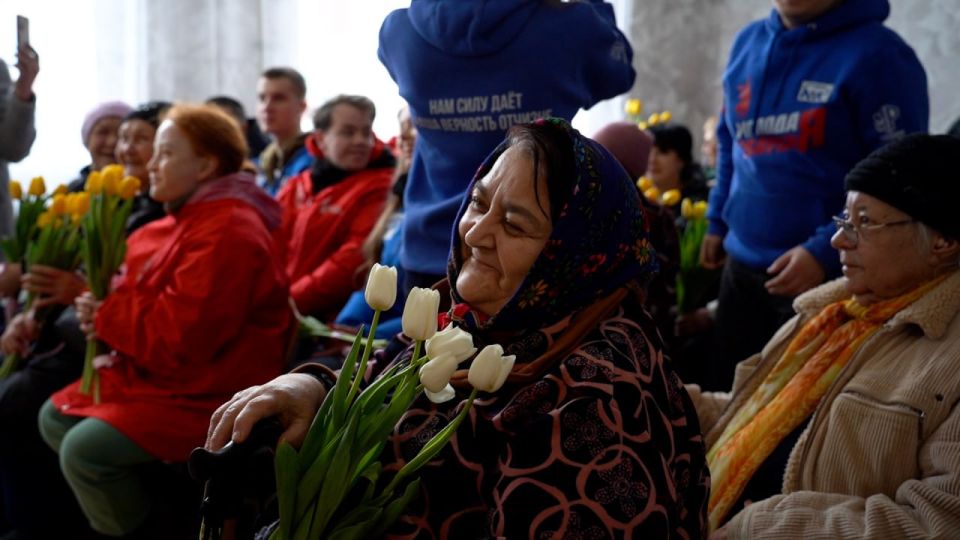 С цветами и любимыми песнями: в ясиноватском ПВР устроили праздник для женщин С цветами и любимыми песнями: в ясиноватском ПВР устроили праздник для женщин