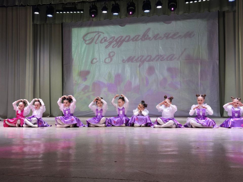 В Докучаевске прошел праздничный концерт, посвященный Международному женскому дню в рамках проекта «Крепкая семья» Единой России В Докучаевске прошел праздничный концерт, посвященный Международному женскому дню в рамках проекта «Крепкая семья» Единой России