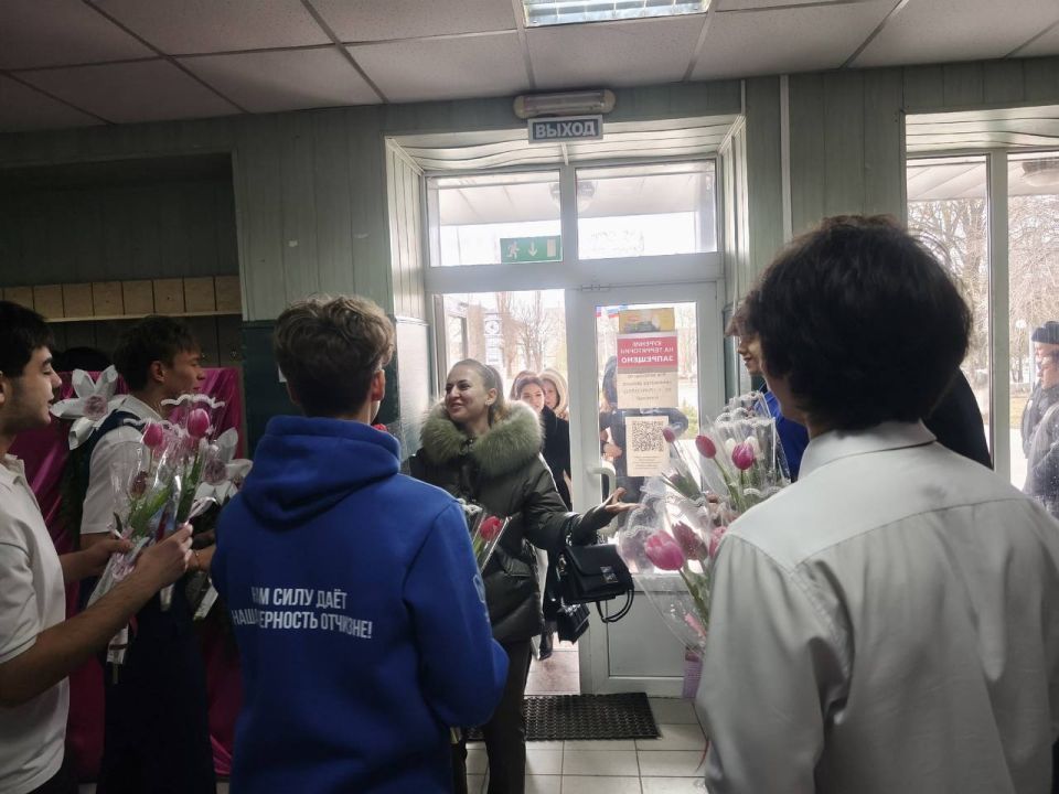 В Мангуше молодогвардейцы поздравили женщин с наступающим 8 Марта В Мангуше молодогвардейцы поздравили женщин с наступающим 8 Марта