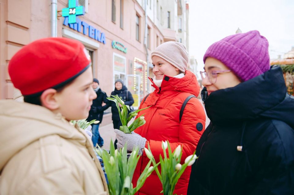 На улице Арбат в Москве Владислав Головин вместе с юнармейцами поздравили женщин с праздником На улице Арбат в Москве Владислав Головин вместе с юнармейцами поздравили женщин с праздником