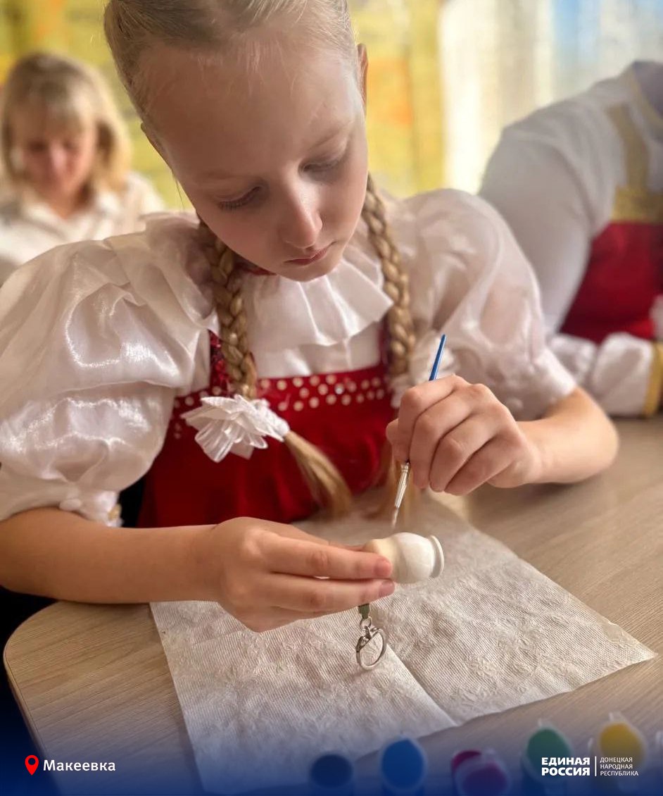 Матрёшки, балалайки, самовары и подковы: в макеевском лицее стартовал Год единства народов России Матрёшки, балалайки, самовары и подковы: в макеевском лицее стартовал Год единства народов России