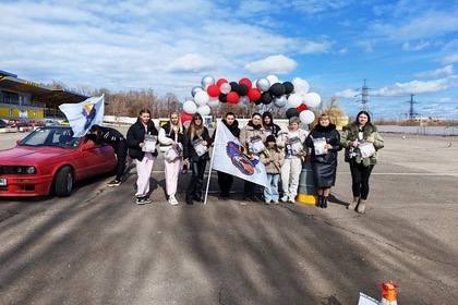 В Енакиево автоледи устроили праздничный автослалом в честь 8 Марта