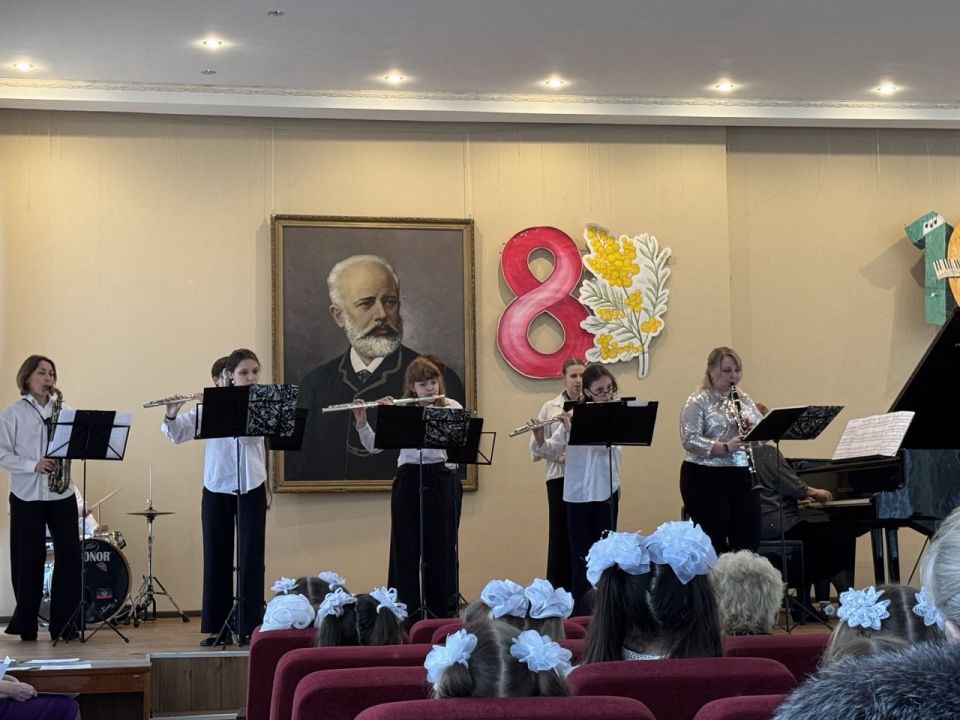 Женский день в школе искусств Женский день в школе искусств