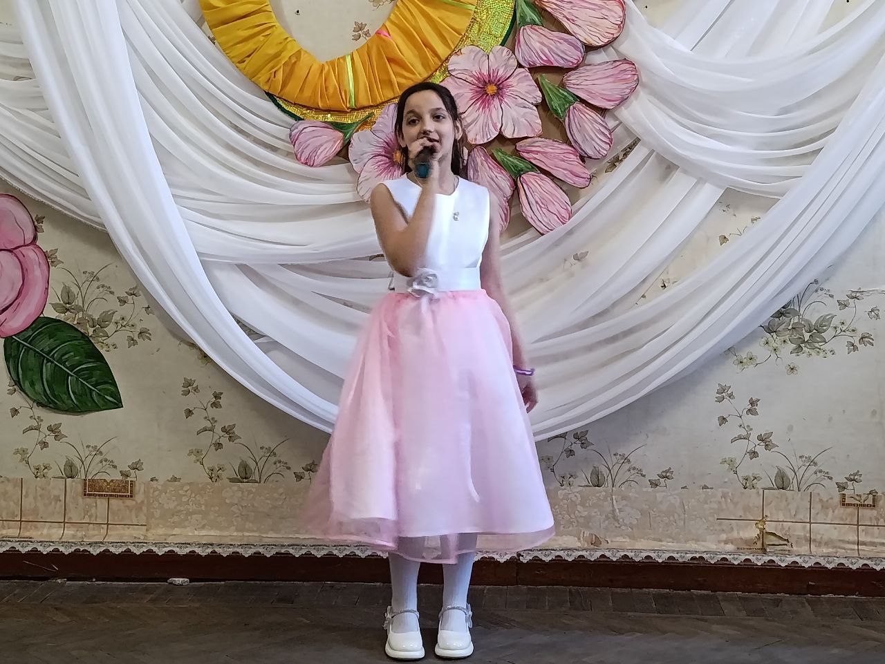 Праздник для милых дам. Женщин Углегорска поздравили коллективы художественной самодеятельности Углегорского центра культуры и досуга Праздник для милых дам. Женщин Углегорска поздравили коллективы художественной самодеятельности Углегорского центра культуры и досуга