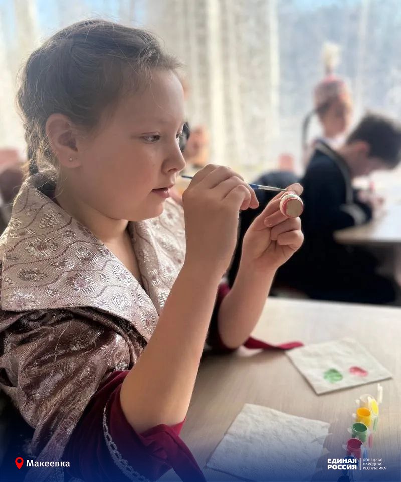 Матрёшки, балалайки, самовары и подковы: в макеевском лицее стартовал Год единства народов России Матрёшки, балалайки, самовары и подковы: в макеевском лицее стартовал Год единства народов России