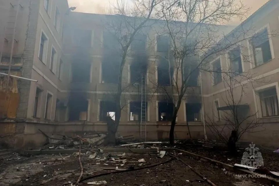 Выгорели три этажа: сотрудники МЧС ликвидировали пожар в Донецкой Городской детской клинической больнице №1 Выгорели три этажа: сотрудники МЧС ликвидировали пожар в Донецкой Городской детской клинической больнице №1