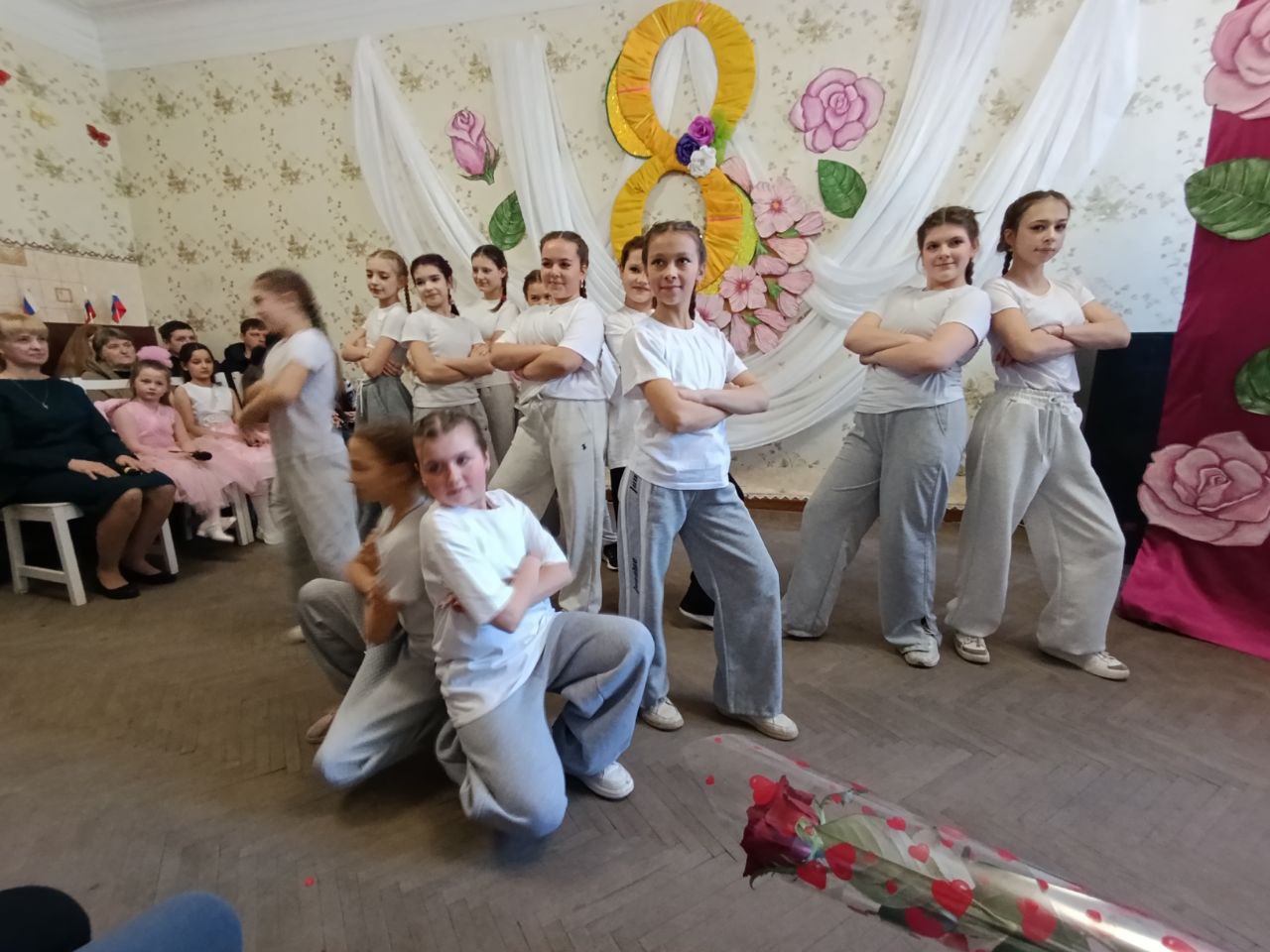 Праздник для милых дам. Женщин Углегорска поздравили коллективы художественной самодеятельности Углегорского центра культуры и досуга Праздник для милых дам. Женщин Углегорска поздравили коллективы художественной самодеятельности Углегорского центра культуры и досуга