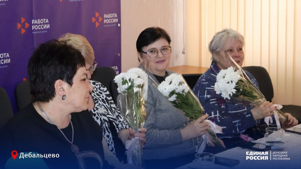 «Цветы мамам Героев»: единороссы и активисты Дебальцево присоединились ко Всероссийской акции накануне 8 Марта «Цветы мамам Героев»: единороссы и активисты Дебальцево присоединились ко Всероссийской акции накануне 8 Марта