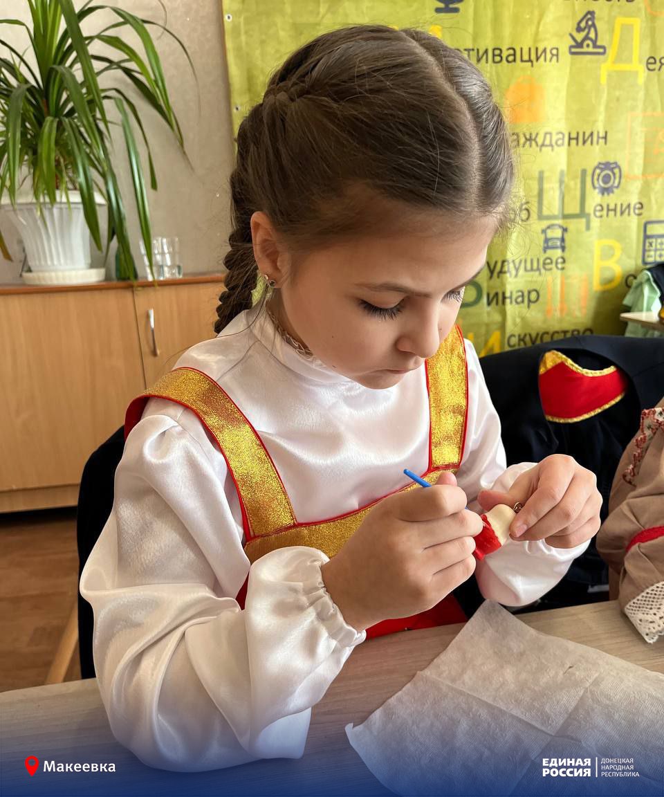 Матрёшки, балалайки, самовары и подковы: в макеевском лицее стартовал Год единства народов России Матрёшки, балалайки, самовары и подковы: в макеевском лицее стартовал Год единства народов России