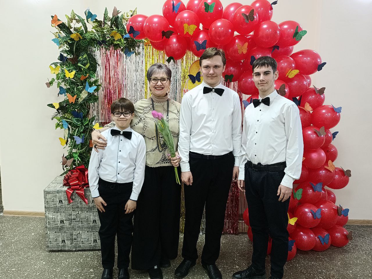 Праздник для милых дам. Женщин Углегорска поздравили коллективы художественной самодеятельности Углегорского центра культуры и досуга Праздник для милых дам. Женщин Углегорска поздравили коллективы художественной самодеятельности Углегорского центра культуры и досуга