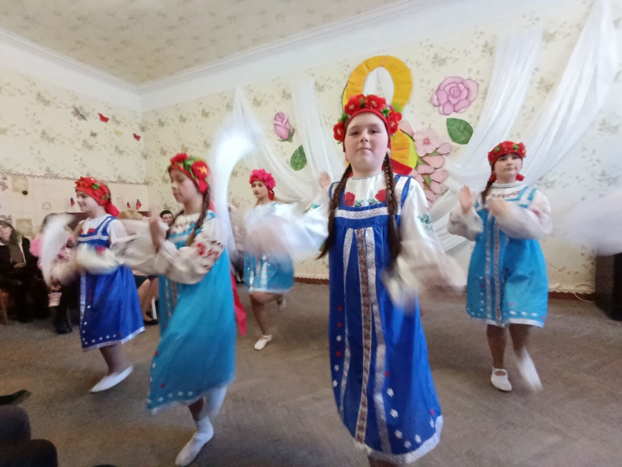 Праздник для милых дам. Женщин Углегорска поздравили коллективы художественной самодеятельности Углегорского центра культуры и досуга Праздник для милых дам. Женщин Углегорска поздравили коллективы художественной самодеятельности Углегорского центра культуры и досуга