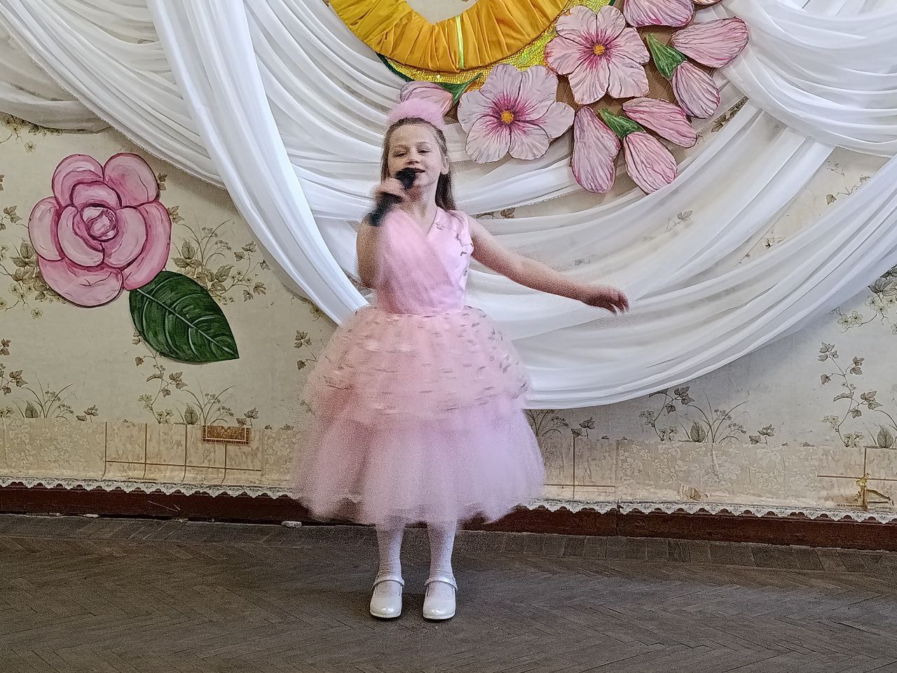 Праздник для милых дам. Женщин Углегорска поздравили коллективы художественной самодеятельности Углегорского центра культуры и досуга Праздник для милых дам. Женщин Углегорска поздравили коллективы художественной самодеятельности Углегорского центра культуры и досуга