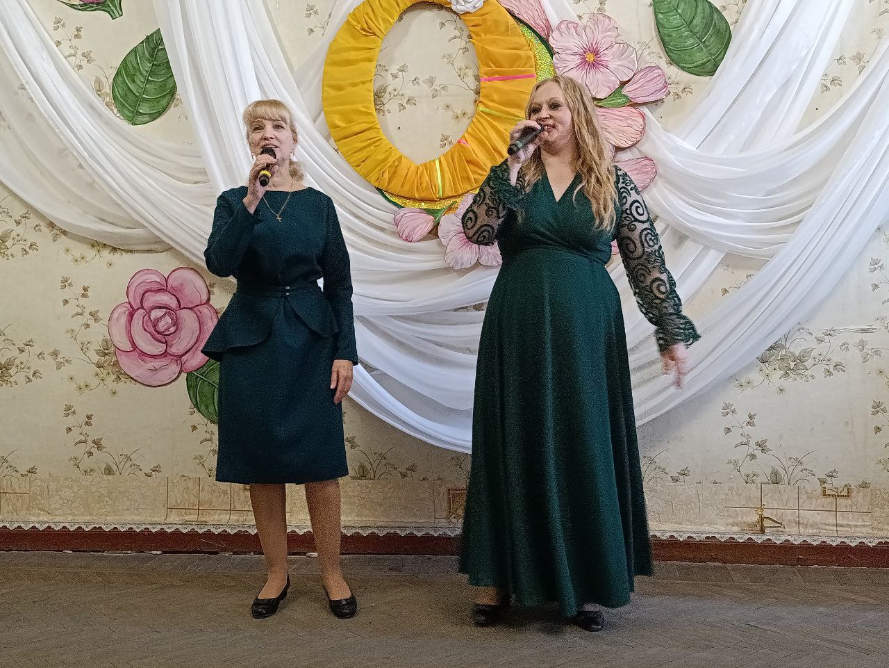 Праздник для милых дам. Женщин Углегорска поздравили коллективы художественной самодеятельности Углегорского центра культуры и досуга Праздник для милых дам. Женщин Углегорска поздравили коллективы художественной самодеятельности Углегорского центра культуры и досуга