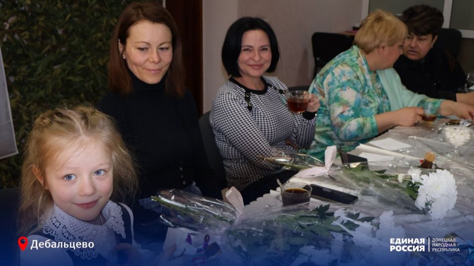 «Цветы мамам Героев»: единороссы и активисты Дебальцево присоединились ко Всероссийской акции накануне 8 Марта «Цветы мамам Героев»: единороссы и активисты Дебальцево присоединились ко Всероссийской акции накануне 8 Марта