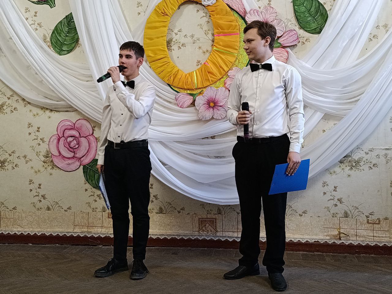 Праздник для милых дам. Женщин Углегорска поздравили коллективы художественной самодеятельности Углегорского центра культуры и досуга Праздник для милых дам. Женщин Углегорска поздравили коллективы художественной самодеятельности Углегорского центра культуры и досуга