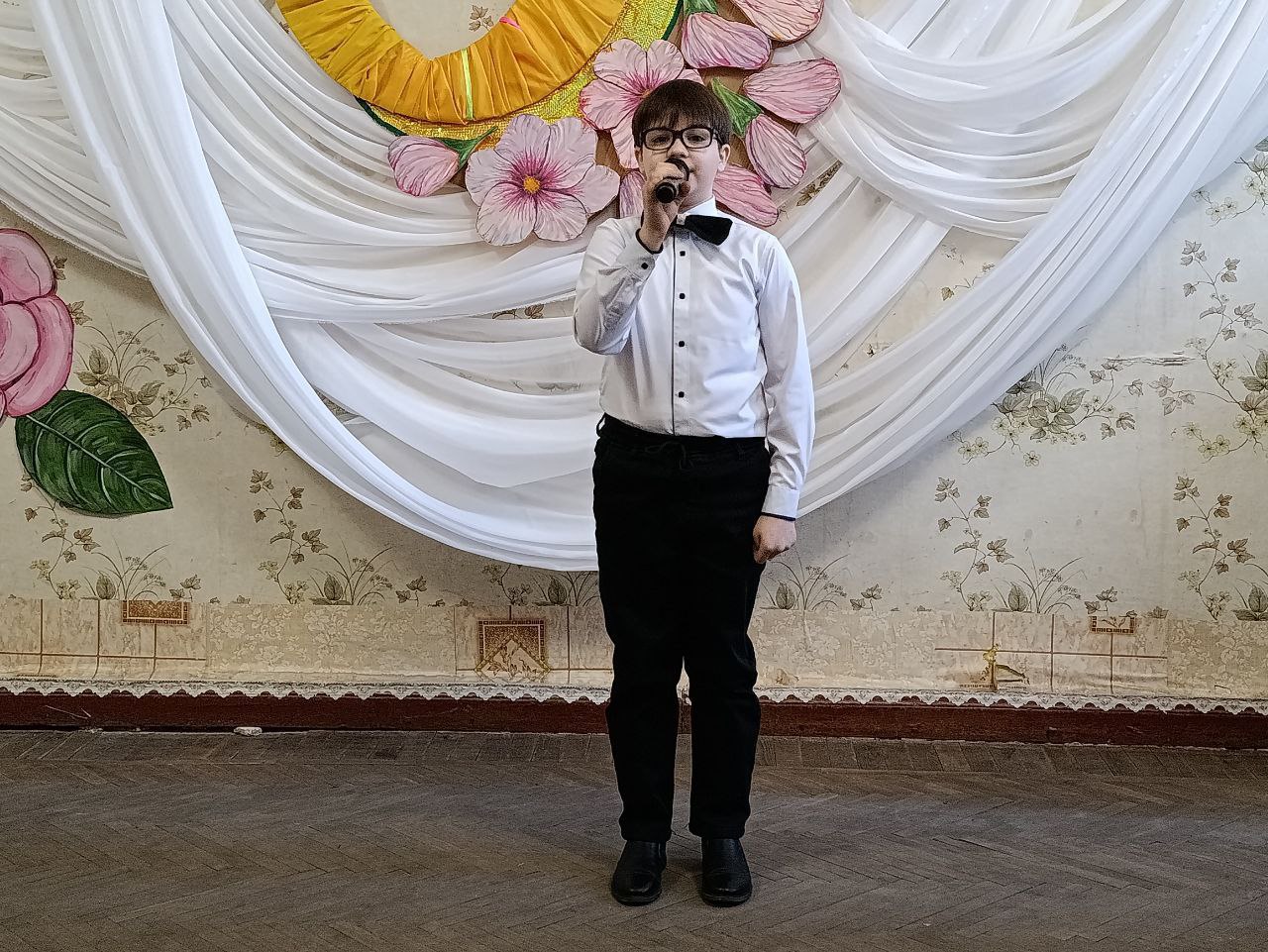 Праздник для милых дам. Женщин Углегорска поздравили коллективы художественной самодеятельности Углегорского центра культуры и досуга Праздник для милых дам. Женщин Углегорска поздравили коллективы художественной самодеятельности Углегорского центра культуры и досуга