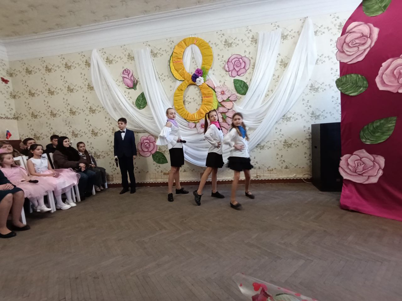 Праздник для милых дам. Женщин Углегорска поздравили коллективы художественной самодеятельности Углегорского центра культуры и досуга Праздник для милых дам. Женщин Углегорска поздравили коллективы художественной самодеятельности Углегорского центра культуры и досуга