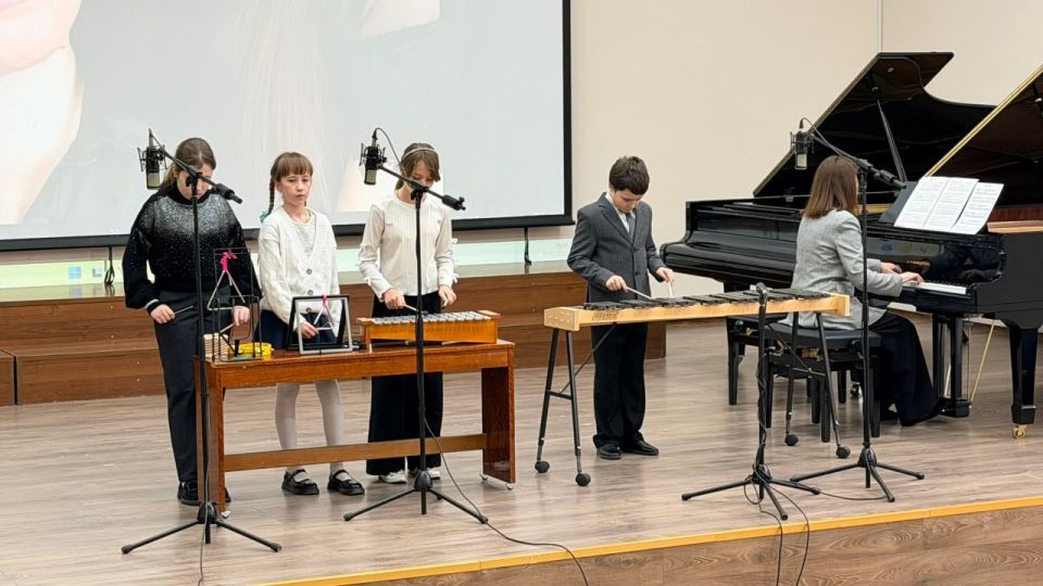 МУЗЫКА ВЕСНЫ. В рамках партийного проекта «Культура малой Родины» в стенах ДШИ «Симфония Приморья» прозвучали первые весенние аккорды — состоялся праздничный концерт, посвященный Международному женскому дню МУЗЫКА ВЕСНЫ. В рамках партийного проекта «Культура малой Родины» в стенах ДШИ «Симфония Приморья» прозвучали первые весенние аккорды — состоялся праздничный концерт, посвященный Международному женскому дню