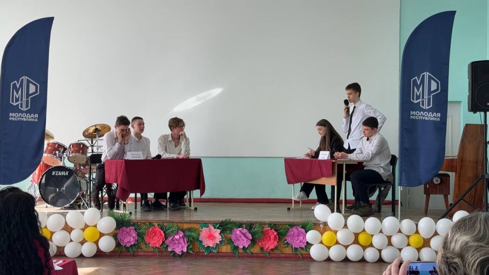 Сегодня ученики 10-11 классов ГБОУ «Мироновская школа №9» достойно представили нашу школу на муниципальном этапе «Лиги ораторов» в г. Дебальцево Сегодня ученики 10-11 классов ГБОУ «Мироновская школа №9» достойно представили нашу школу на муниципальном этапе «Лиги ораторов» в г. Дебальцево