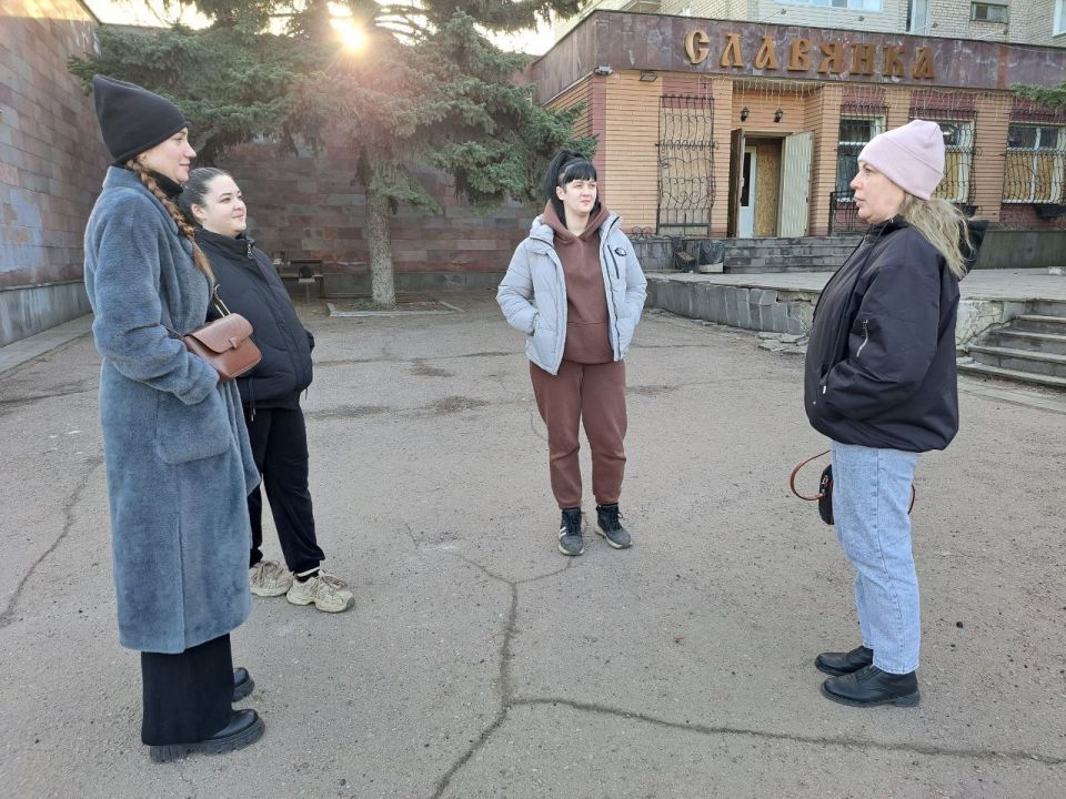 Сегодня заместитель начальника управления по работе с территориальными органами Анна Скубко провела встречу с жителями поселка городского типа Луганское Сегодня заместитель начальника управления по работе с территориальными органами Анна Скубко провела встречу с жителями поселка городского типа Луганское