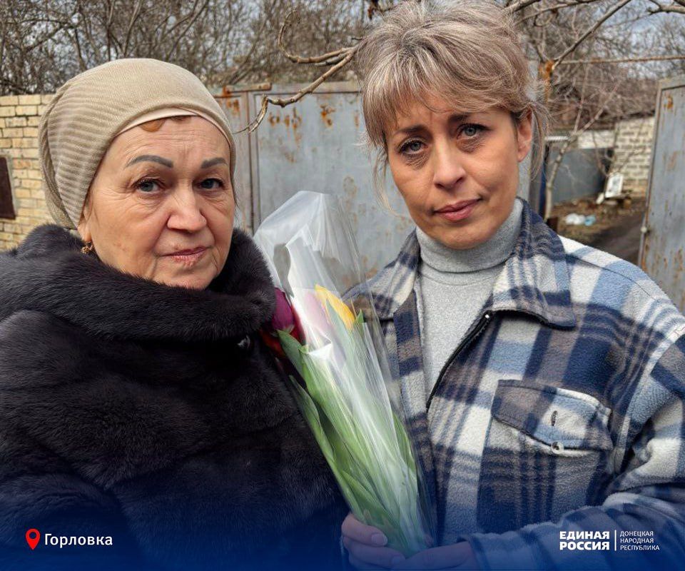 «Цветы мамам Героев»: в Горловке поздравляли женщин, воспитавших защитников «Цветы мамам Героев»: в Горловке поздравляли женщин, воспитавших защитников