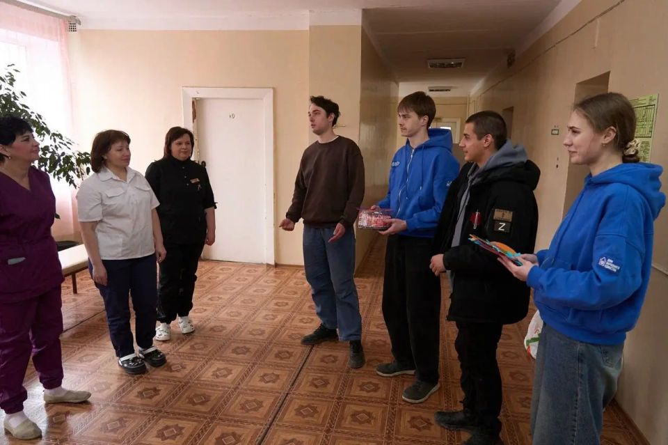 Нижегородские волонтеры поздравили харцызских женщин-медиков с 8 Марта Нижегородские волонтеры поздравили харцызских женщин-медиков с 8 Марта