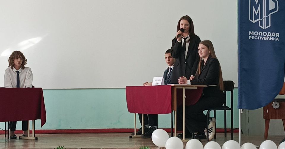 С честью и достоинством представили нашу школу на муниципальном этапе престижного конкурса «Лига ораторов» в городе Дебальцево учащиеся 9 класса ГБОУ «Мироновская школа № 10» С честью и достоинством представили нашу школу на муниципальном этапе престижного конкурса «Лига ораторов» в городе Дебальцево учащиеся 9 класса ГБОУ «Мироновская школа № 10»