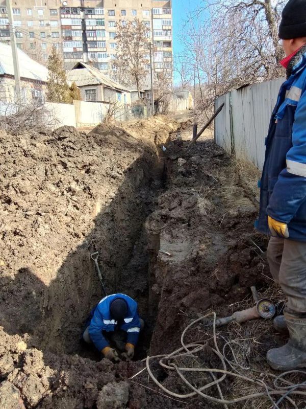 Аварийно-восстановительный отряд из Кузбасса продолжает помогать Горловке Аварийно-восстановительный отряд из Кузбасса продолжает помогать Горловке