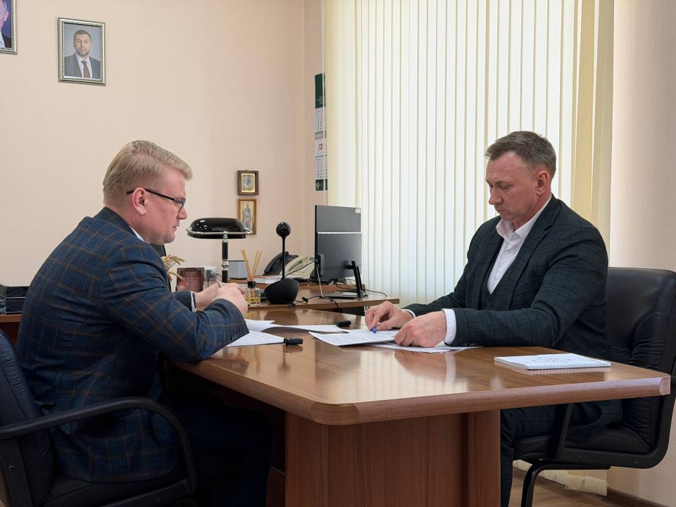 Артем Крамаренко: Заслушал доклад исполняющего обязанности руководителя ГУП ДНР «Аграрный Донбасс» Александра Ермоленко о ходе стабилизационных мероприятий на молочно-товарном комплексе «Новоазовск» и дальнейших планах... Артем Крамаренко: Заслушал доклад исполняющего обязанности руководителя ГУП ДНР «Аграрный Донбасс» Александра Ермоленко о ходе стабилизационных мероприятий на молочно-товарном комплексе «Новоазовск» и дальнейших планах...
