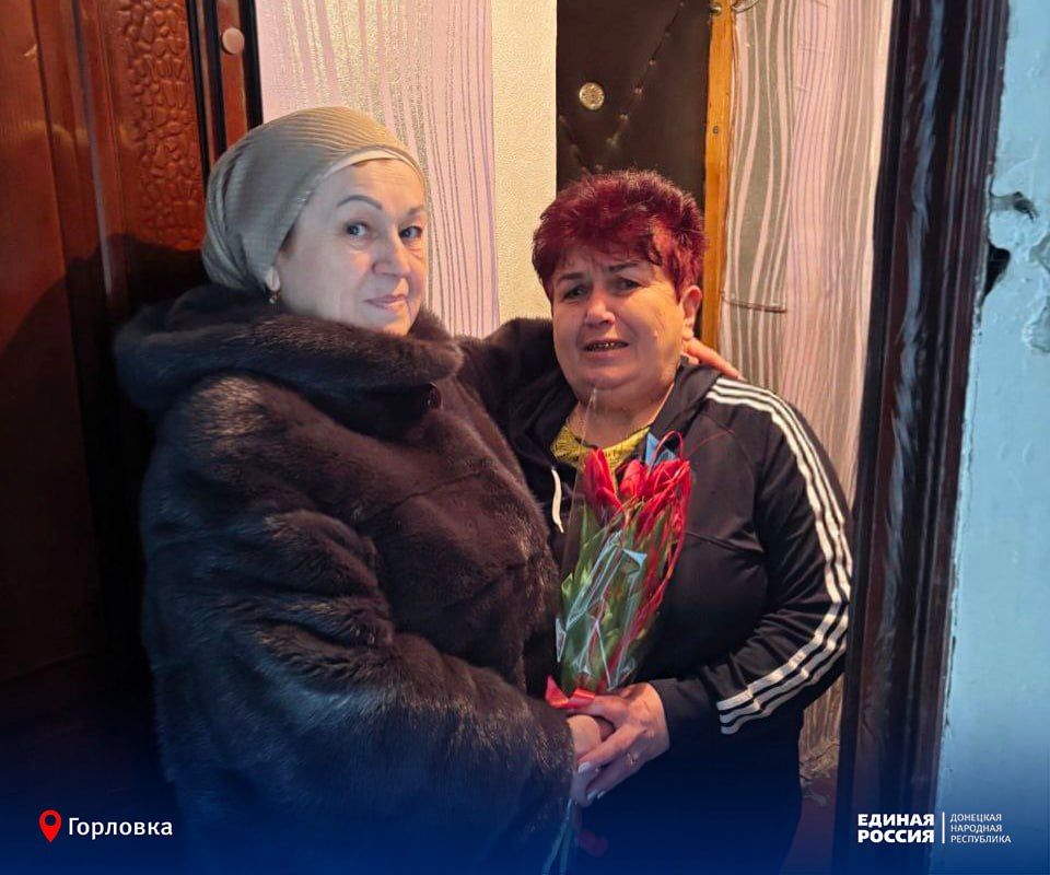 «Цветы мамам Героев»: в Горловке поздравляли женщин, воспитавших защитников «Цветы мамам Героев»: в Горловке поздравляли женщин, воспитавших защитников